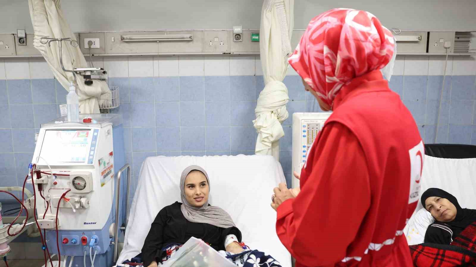 Türk Kızılay Genel Başkanı Yılmaz, Kahire’de Gazzeli hastaları ziyaret etti