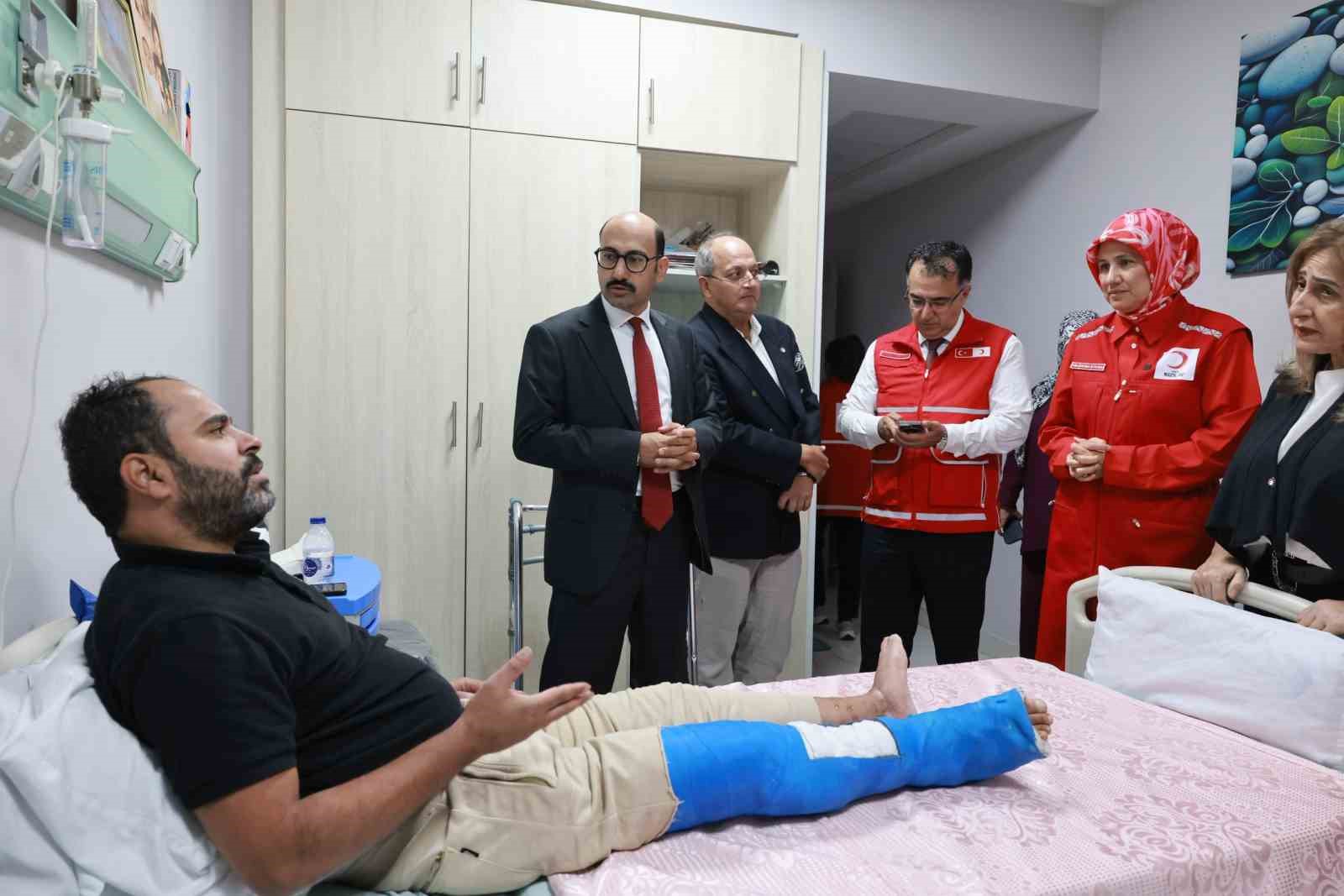 Türk Kızılay Genel Başkanı Yılmaz, Kahire’de Gazzeli hastaları ziyaret etti