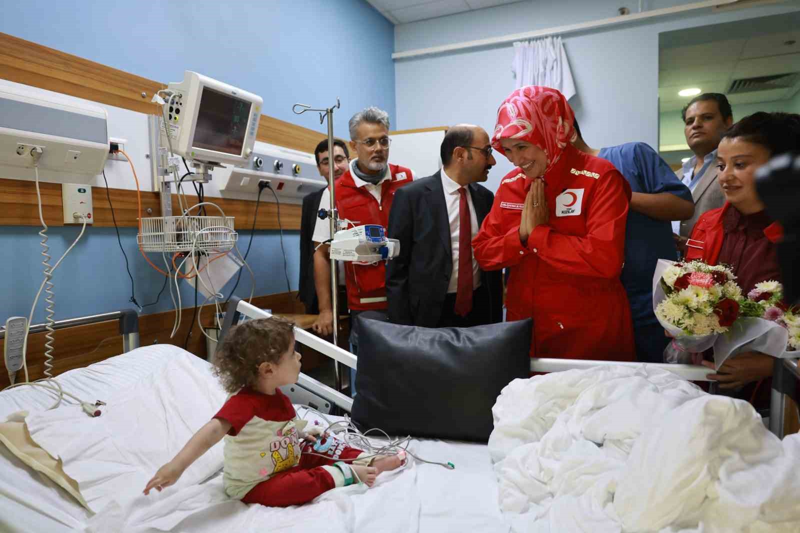 Türk Kızılay Genel Başkanı Yılmaz, Kahire’de Gazzeli hastaları ziyaret etti