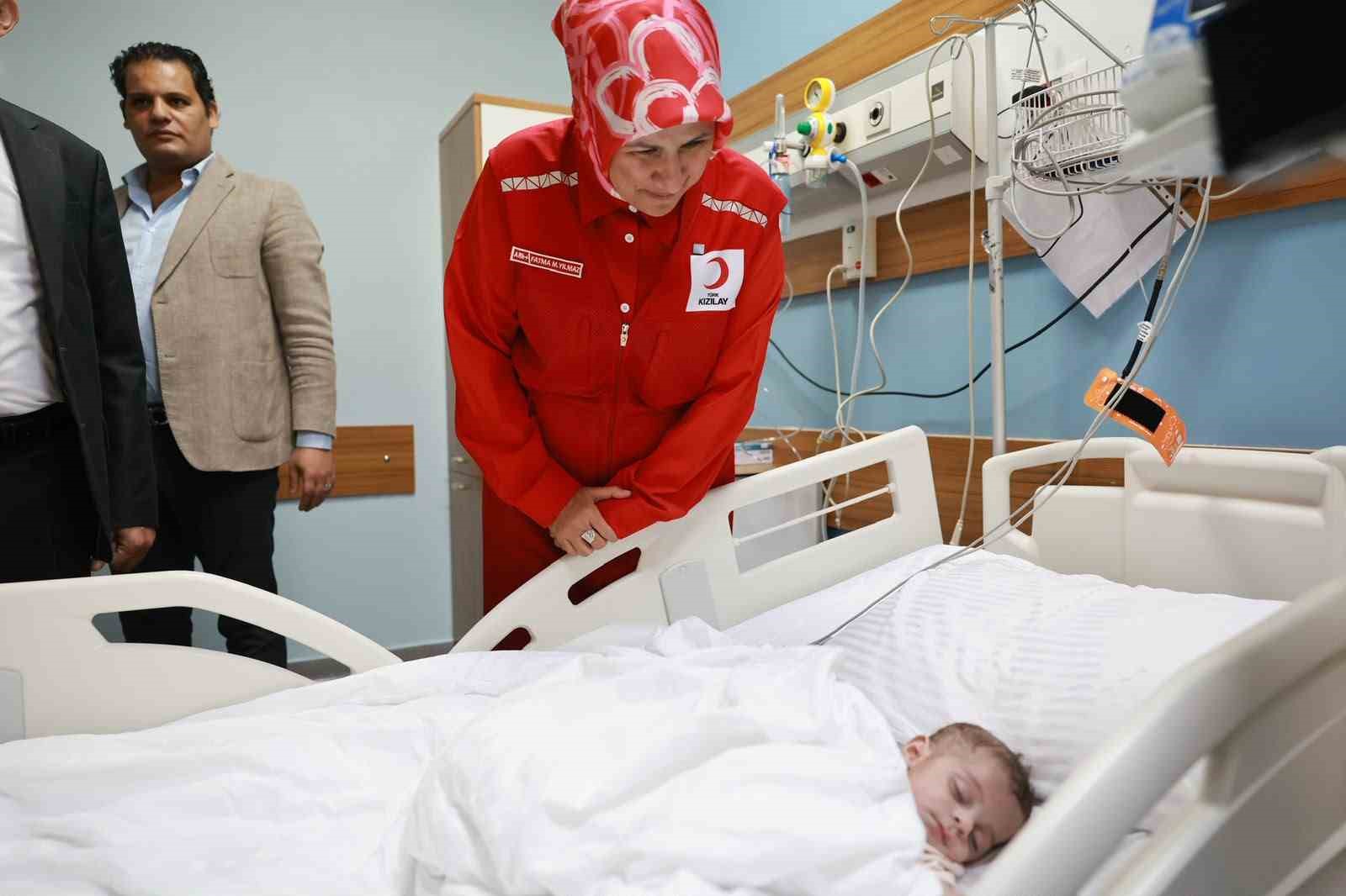 Türk Kızılay Genel Başkanı Yılmaz, Kahire’de Gazzeli hastaları ziyaret etti