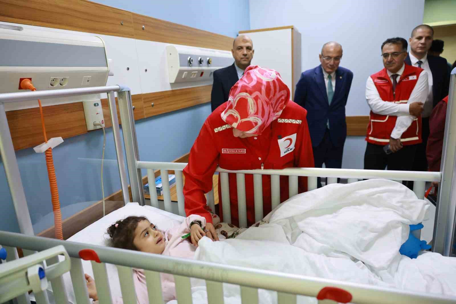 Türk Kızılay Genel Başkanı Yılmaz, Kahire’de Gazzeli hastaları ziyaret etti