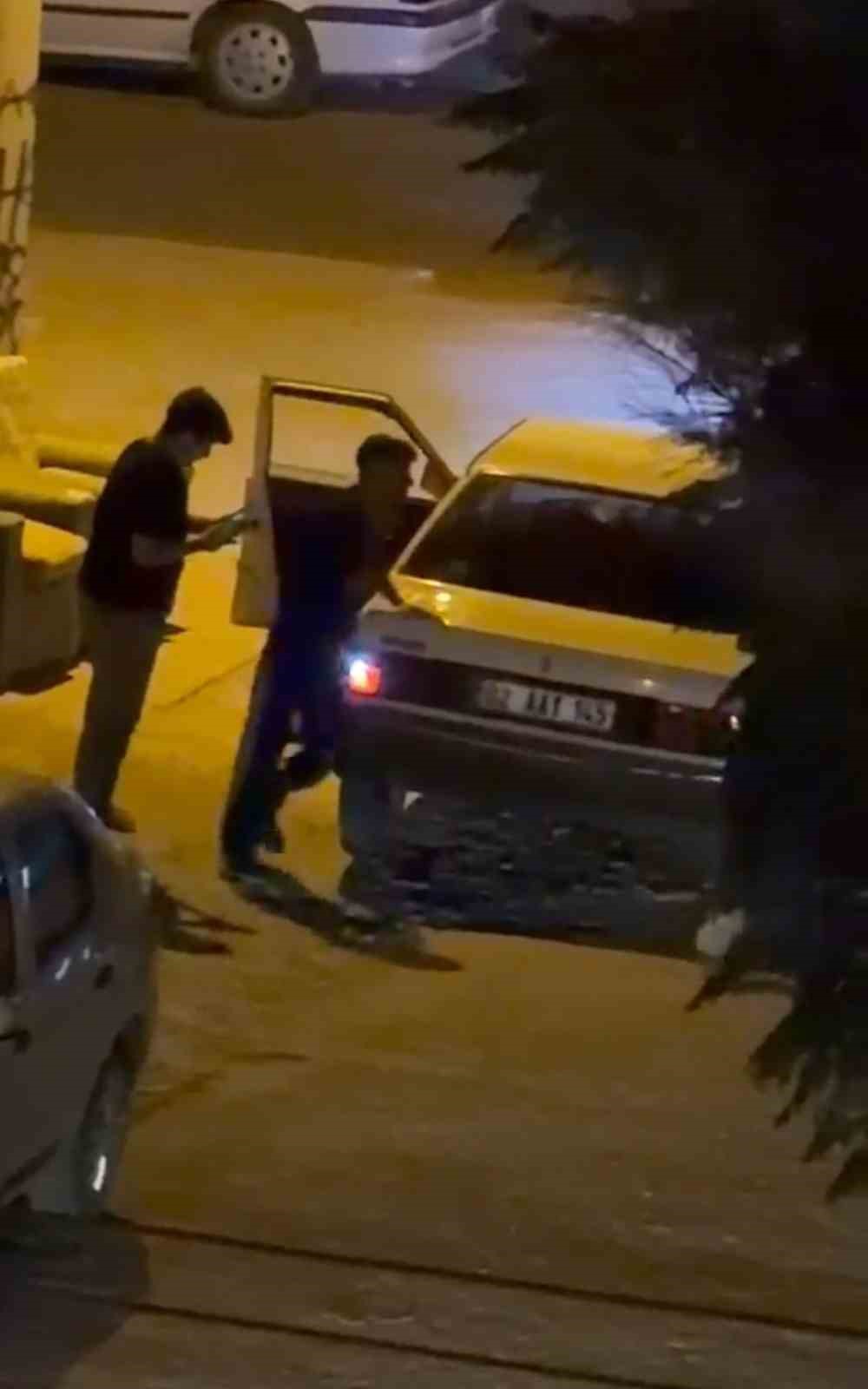 Otomobilden düşen genç altında ezilmekten son anda kurtuldu