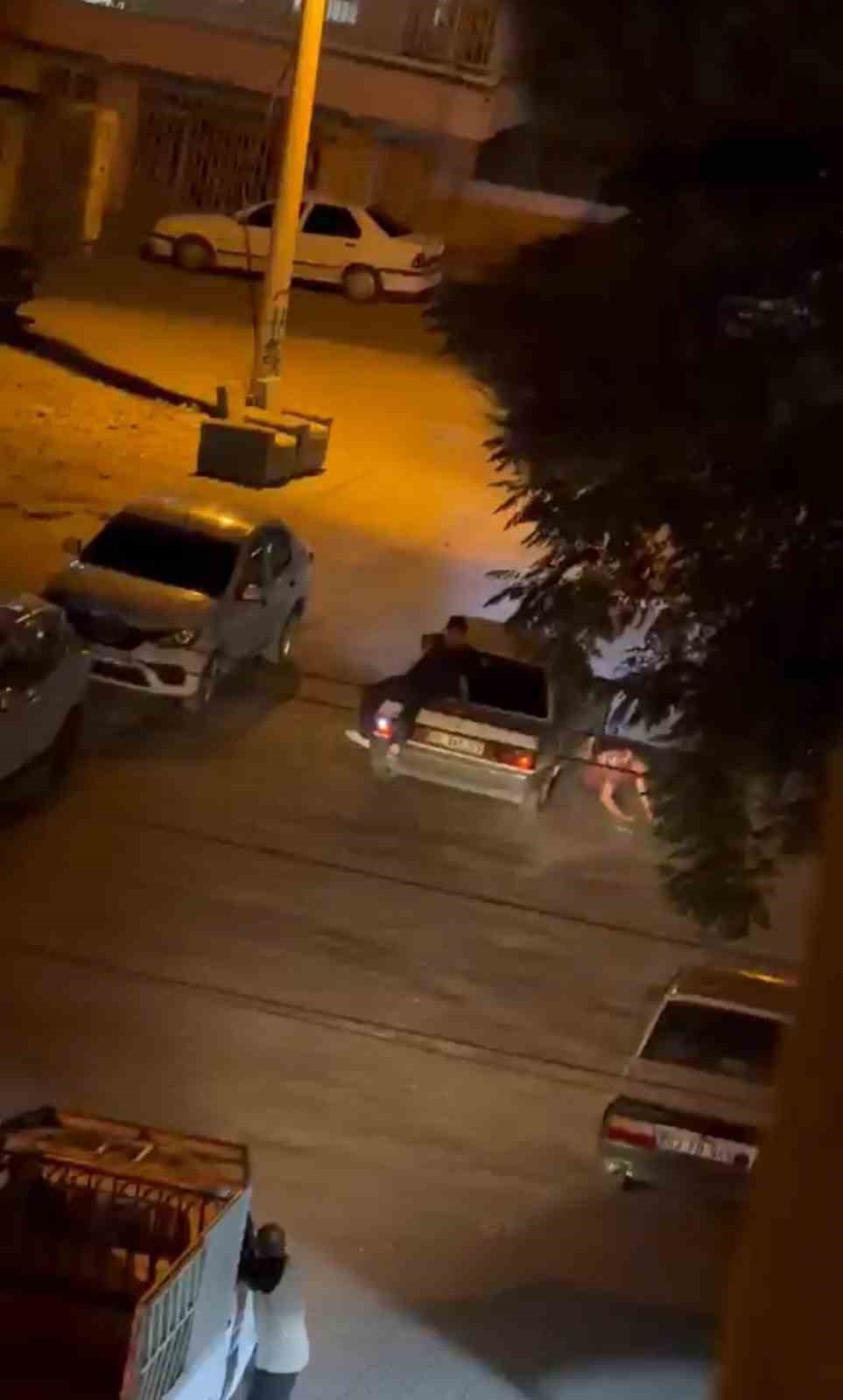 Otomobilden düşen genç altında ezilmekten son anda kurtuldu