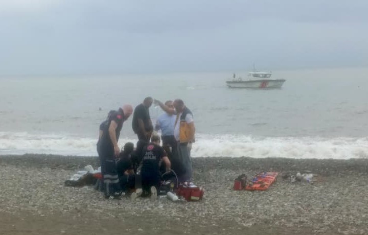 Rize’de dalgalara kapılan 2 kardeşten 1’i hayatını kaybetti, diğeri aranıyor