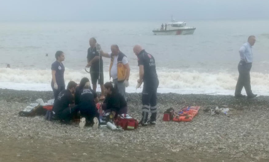 Rize’de dalgalara kapılan 2 kardeşten 1’i hayatını kaybetti, diğeri aranıyor