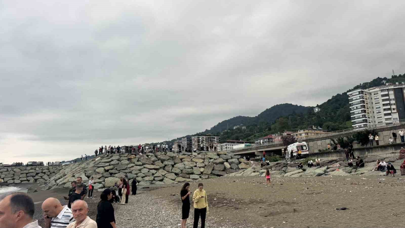 Rize’de dalgalara kapılan 2 kardeşten 1’i hayatını kaybetti, diğeri aranıyor
