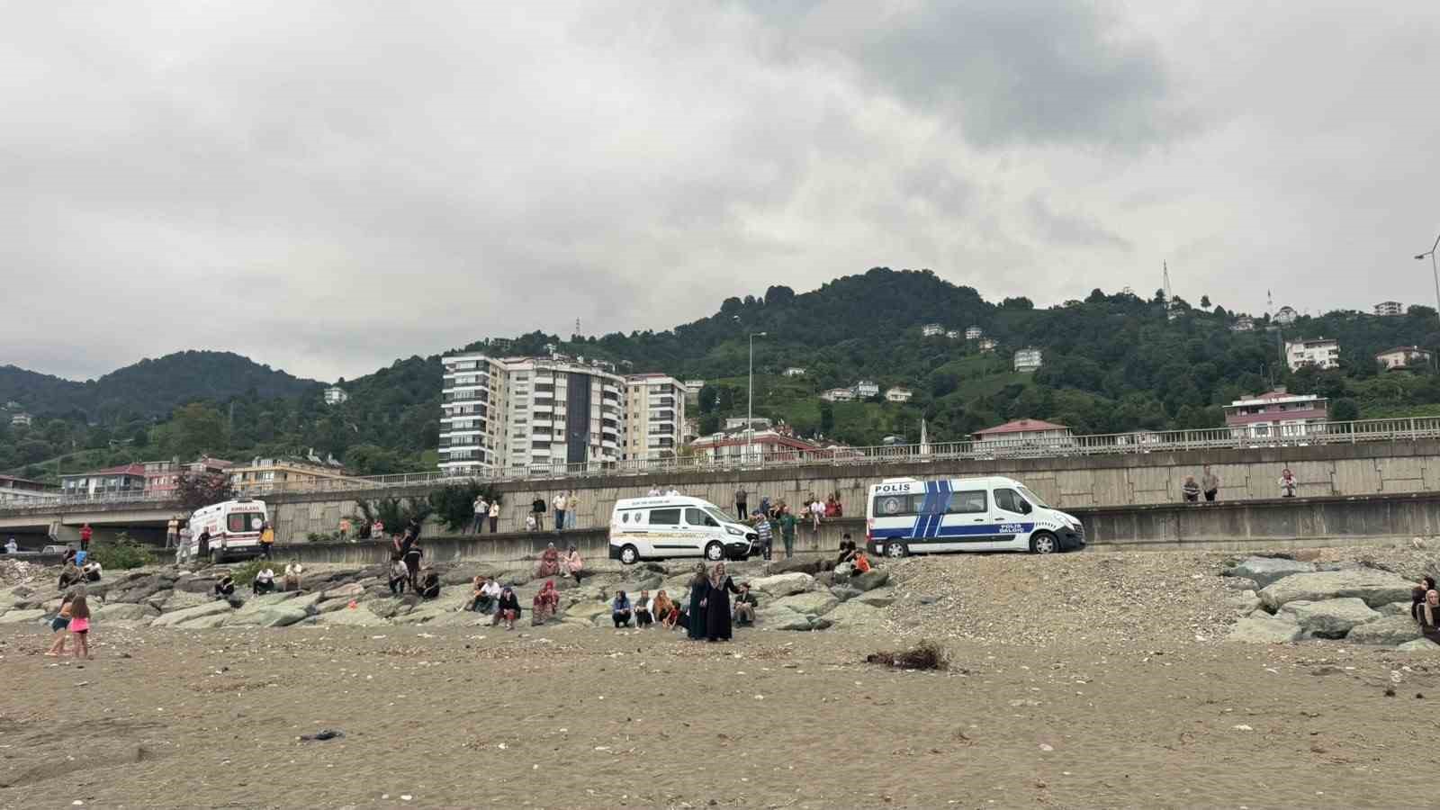 Rize’de dalgalara kapılan 2 kardeşten 1’i hayatını kaybetti, diğeri aranıyor