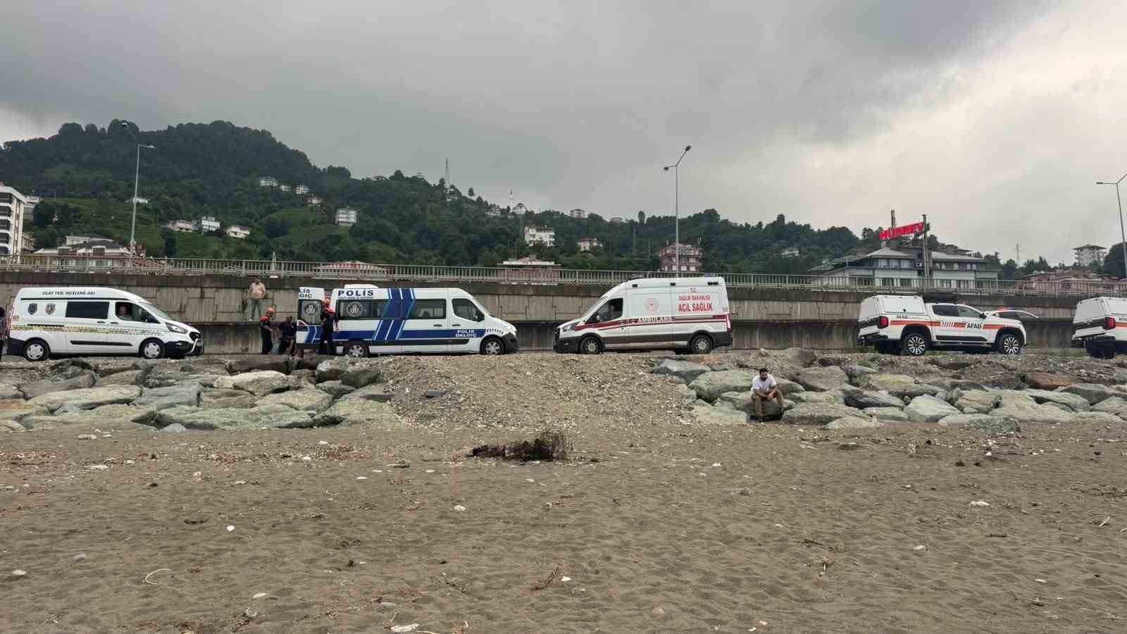 Rize’de dalgalara kapılan 2 kardeşten 1’i hayatını kaybetti, diğeri aranıyor