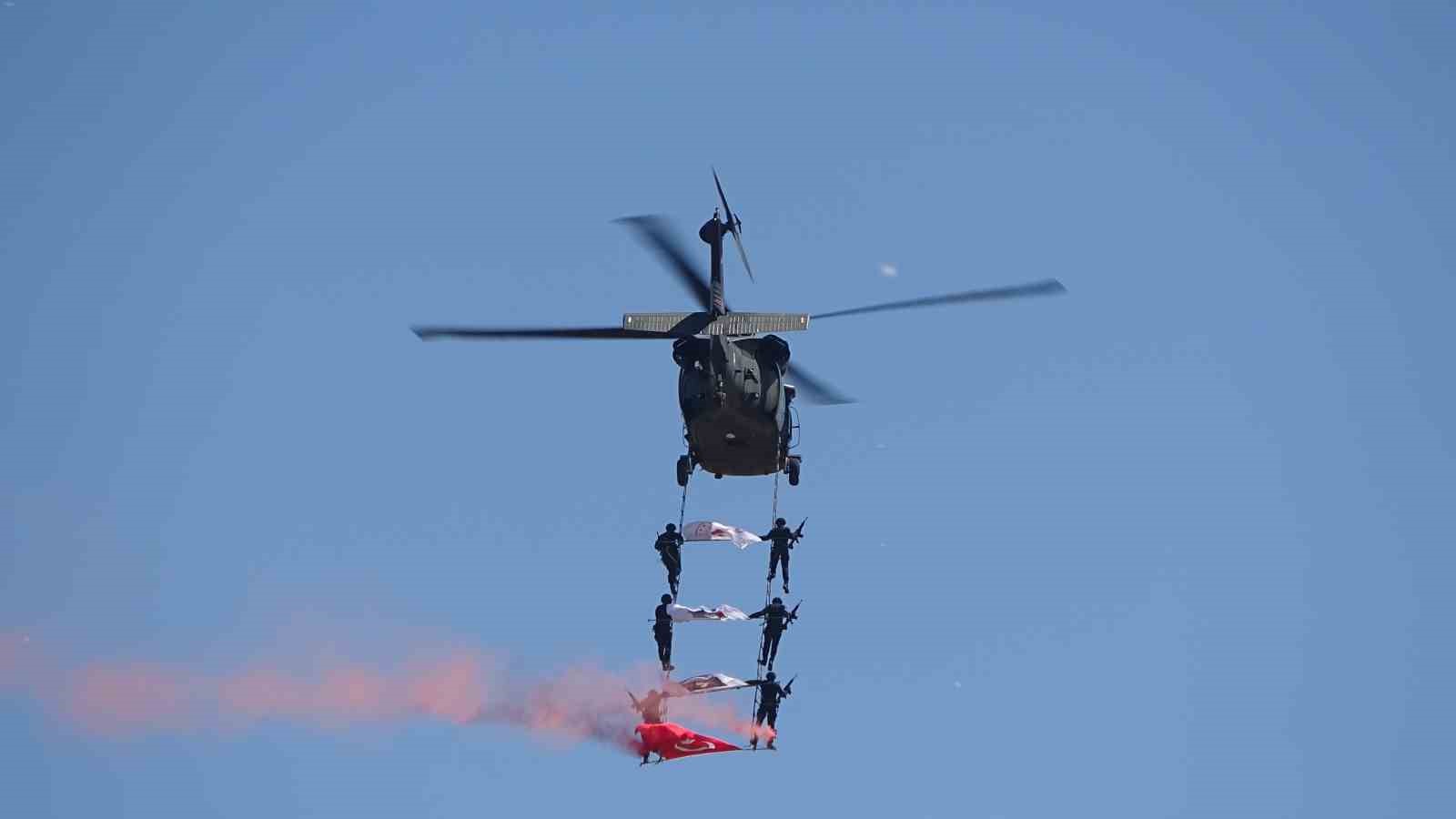 Malazgirt’te jandarma helikopterlerinin gösterisi nefes kesti