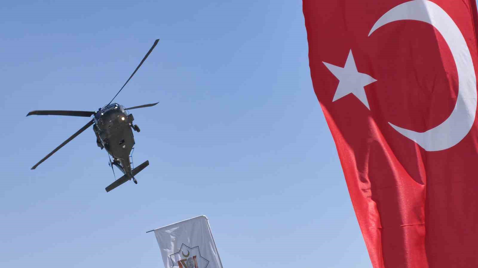Malazgirt’te jandarma helikopterlerinin gösterisi nefes kesti