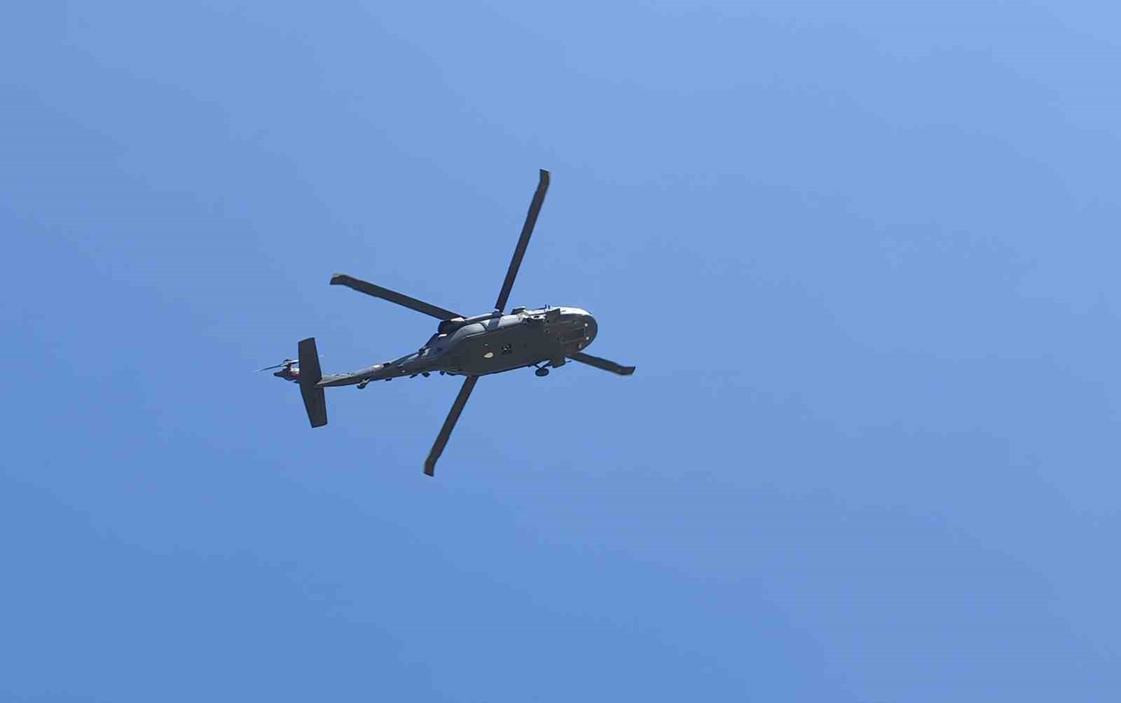 Malazgirt’te jandarma helikopterlerinin gösterisi nefes kesti