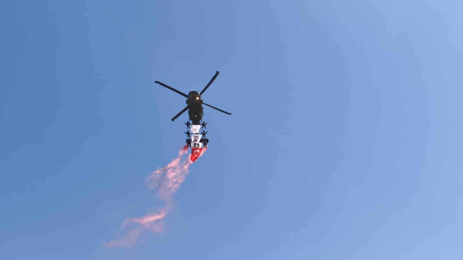 Malazgirt’te jandarma helikopterlerinin gösterisi nefes kesti