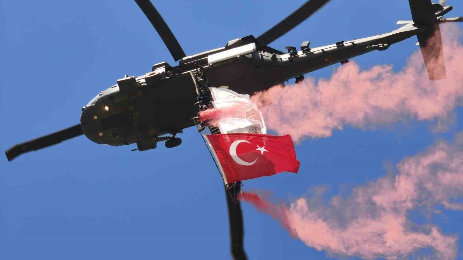 Malazgirt’te jandarma helikopterlerinin gösterisi nefes kesti
