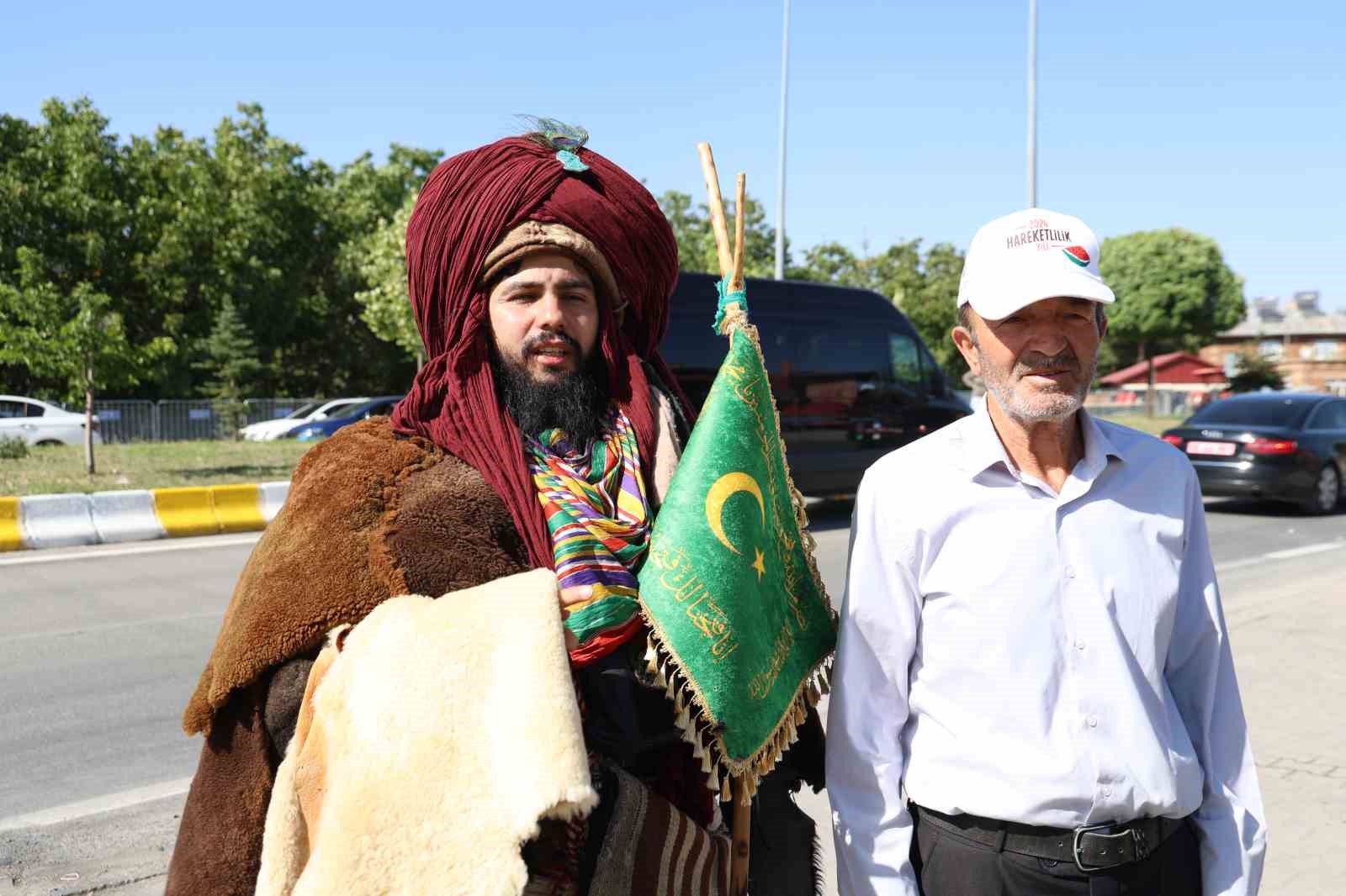Giydiği Selçuklu kıyafetiyle, Konya’dan Ahlat’a Cumhurbaşkanını görmek için geldi