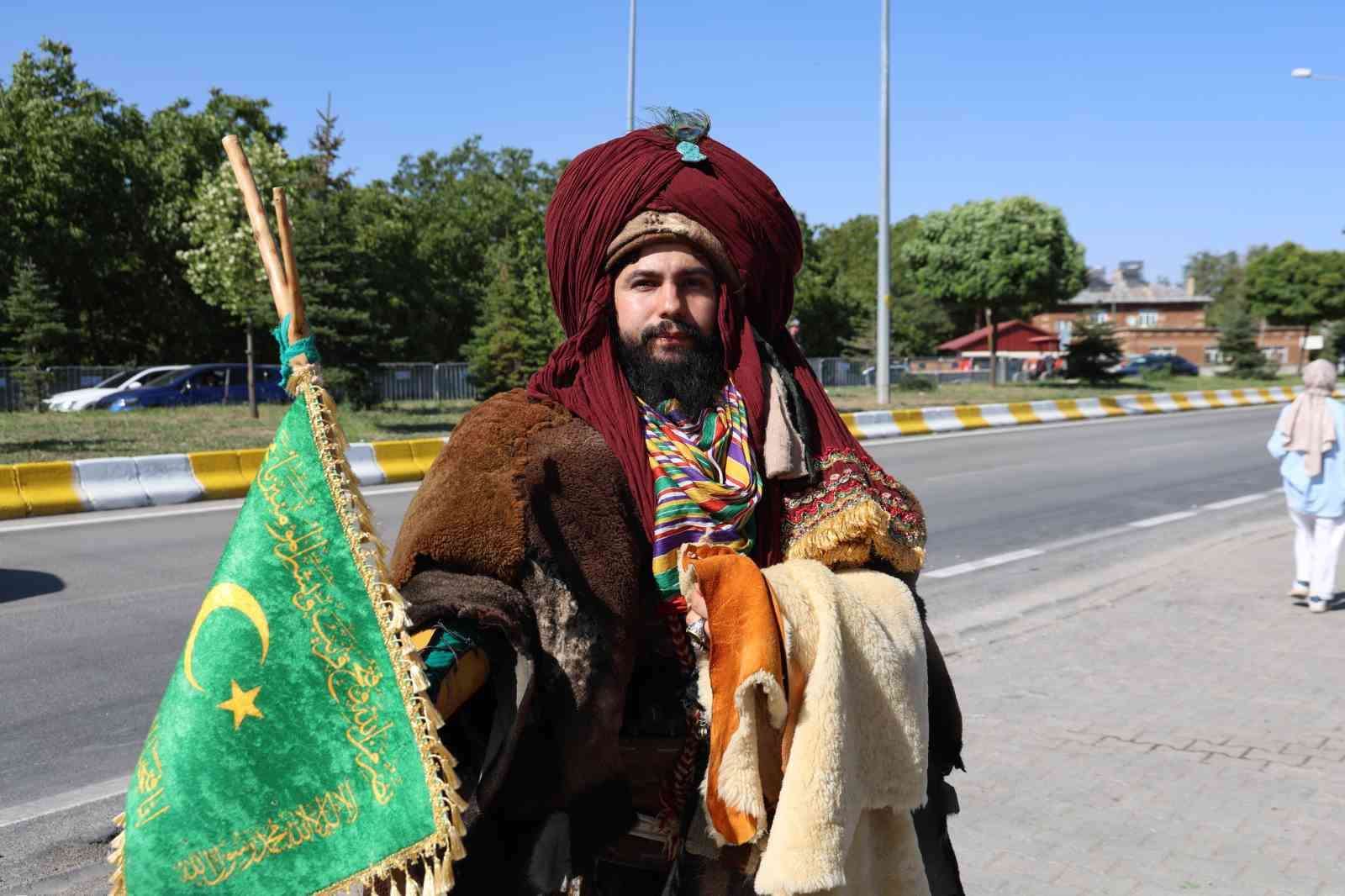 Giydiği Selçuklu kıyafetiyle, Konya’dan Ahlat’a Cumhurbaşkanını görmek için geldi