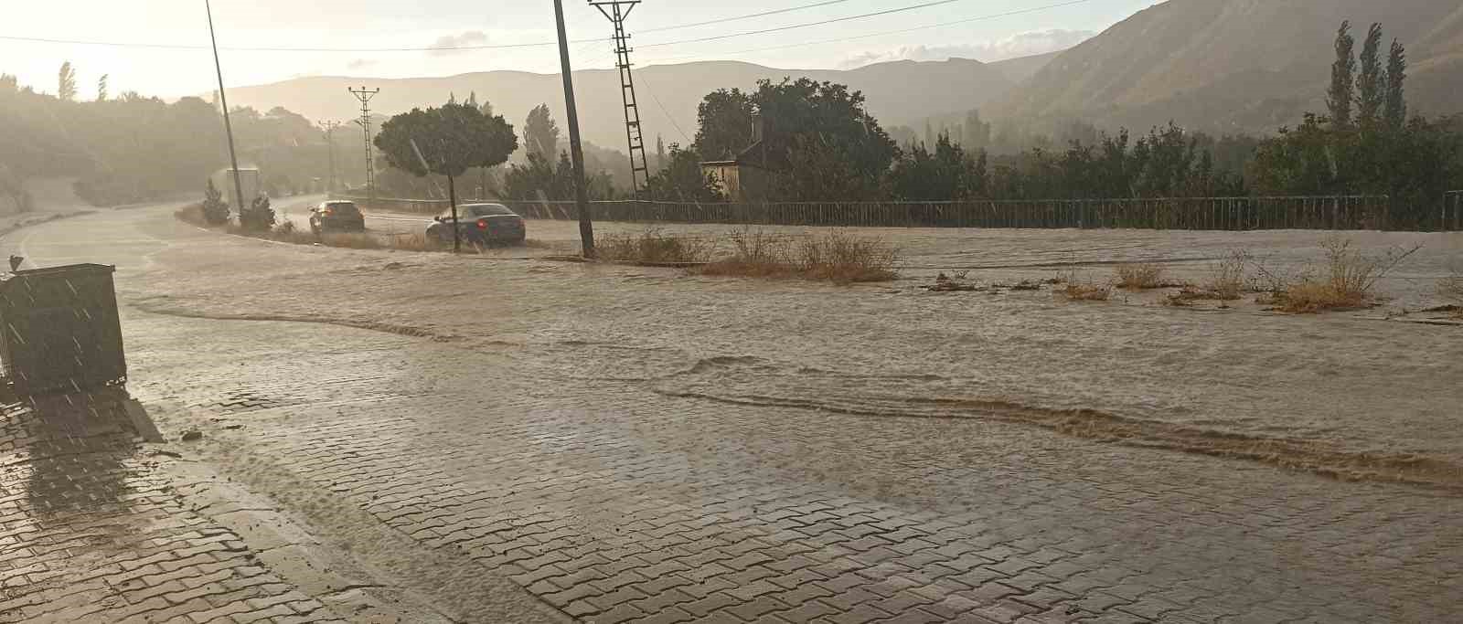 Sivas’ta sağanak yolları göle çevirdi, sürücüler zor anlar yaşadı