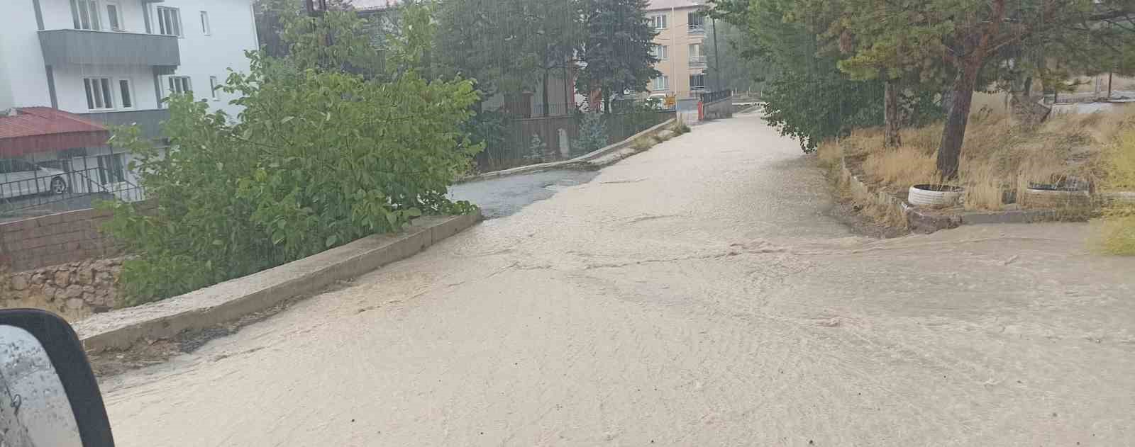 Sivas’ta sağanak yolları göle çevirdi, sürücüler zor anlar yaşadı