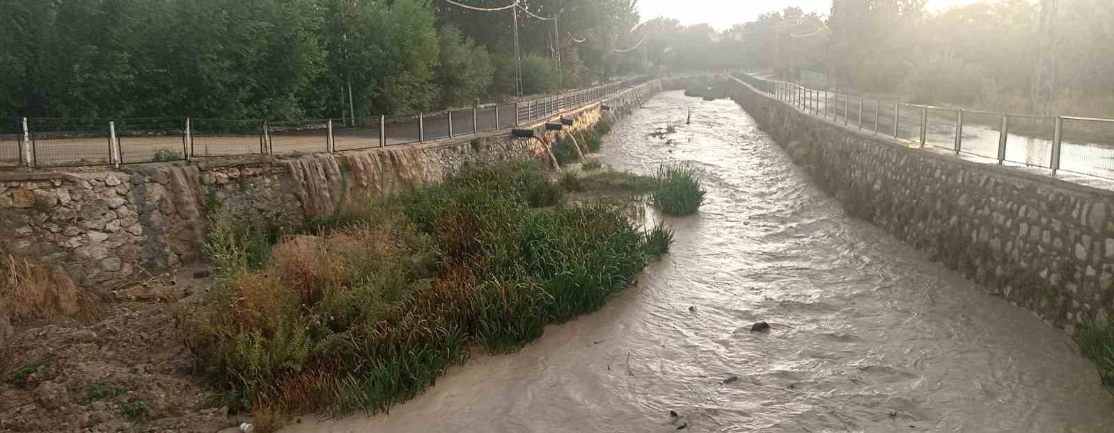 Sivas’ta sağanak yolları göle çevirdi, sürücüler zor anlar yaşadı