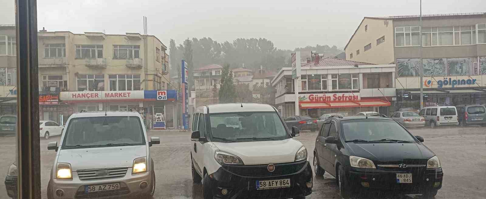 Sivas’ta sağanak yolları göle çevirdi, sürücüler zor anlar yaşadı