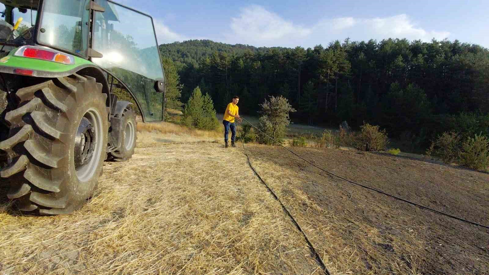 Bolu’da orman kenarında anız yangını: Köylülerin su tankerli müdahalesi faciayı önledi