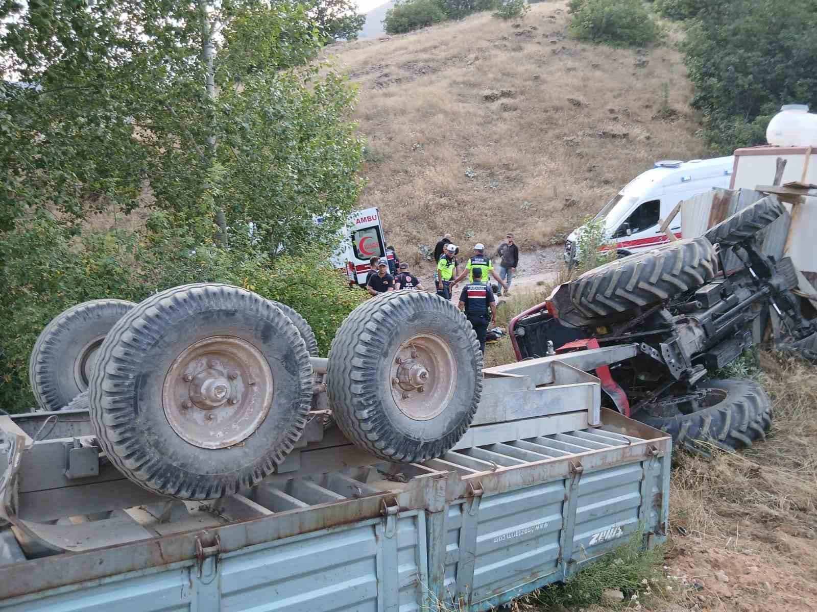 Sivas’ta traktör şarampole devrildi: 4 yaralı