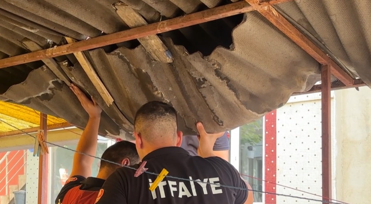 Edirne’de çatıya çıkan şahıs ekiplerin müdahalesiyle kurtarıldı