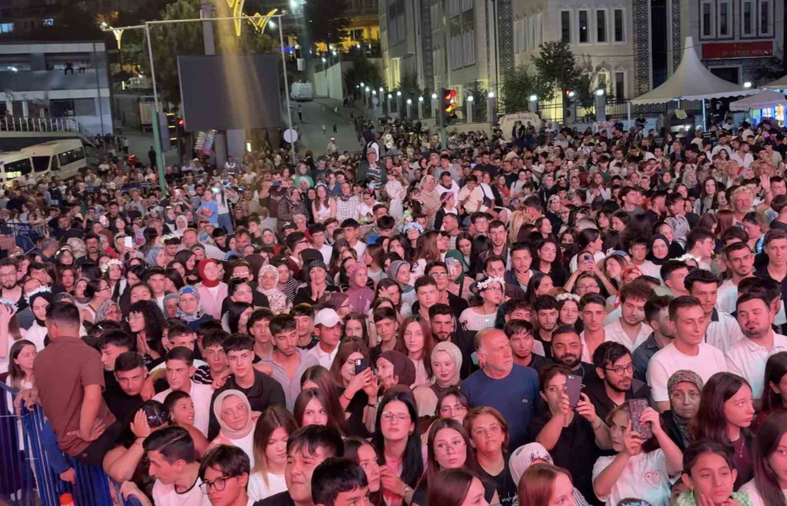 Belediye başkanı konserde şarkı söyledi, vatandaşlar unutulmaz bir gece yaşadı