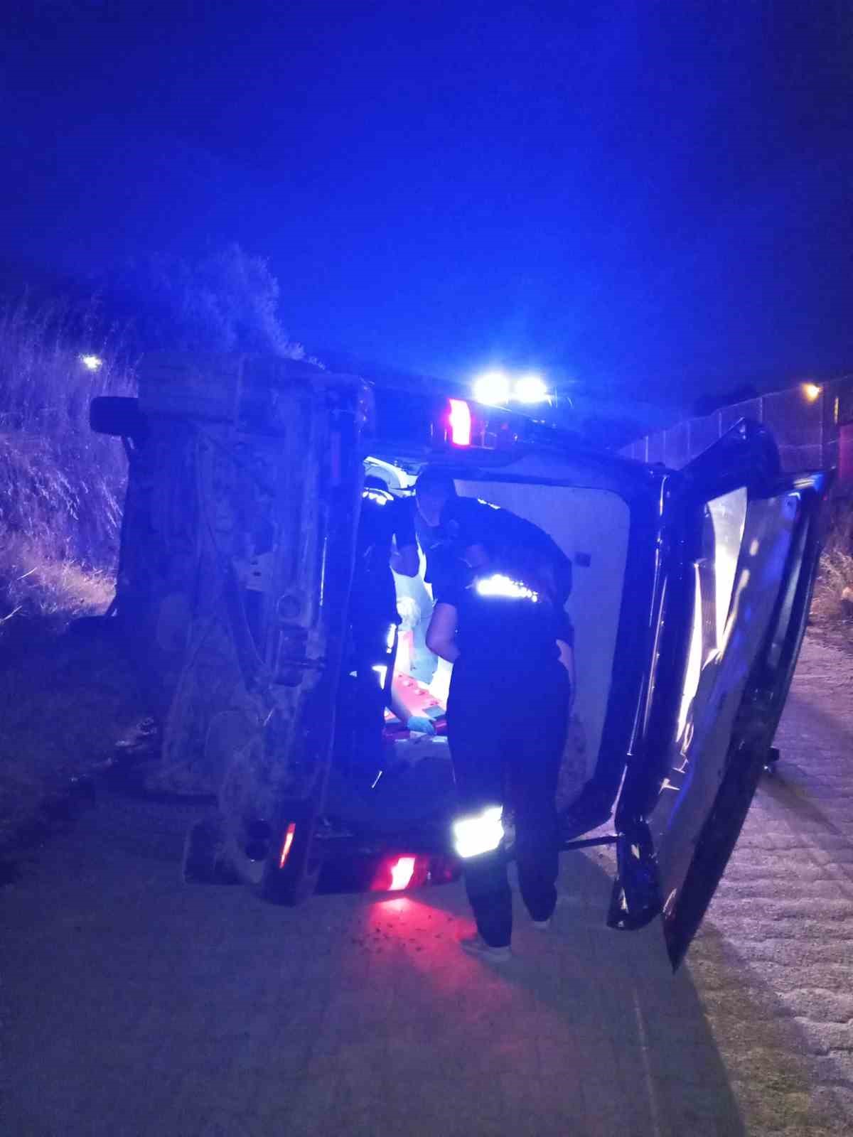 Devrilen araçta sıkışan sürücü ekiplerin müdahalesiyle kurtarıldı
