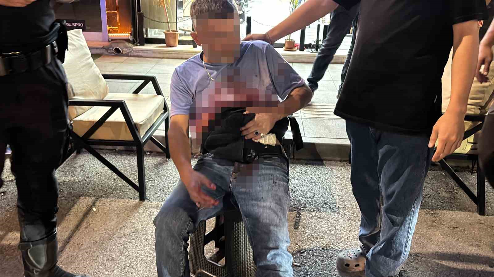 Karnından bıçakla yaralandı, polislere bağırıp yol ortasında soyundu
