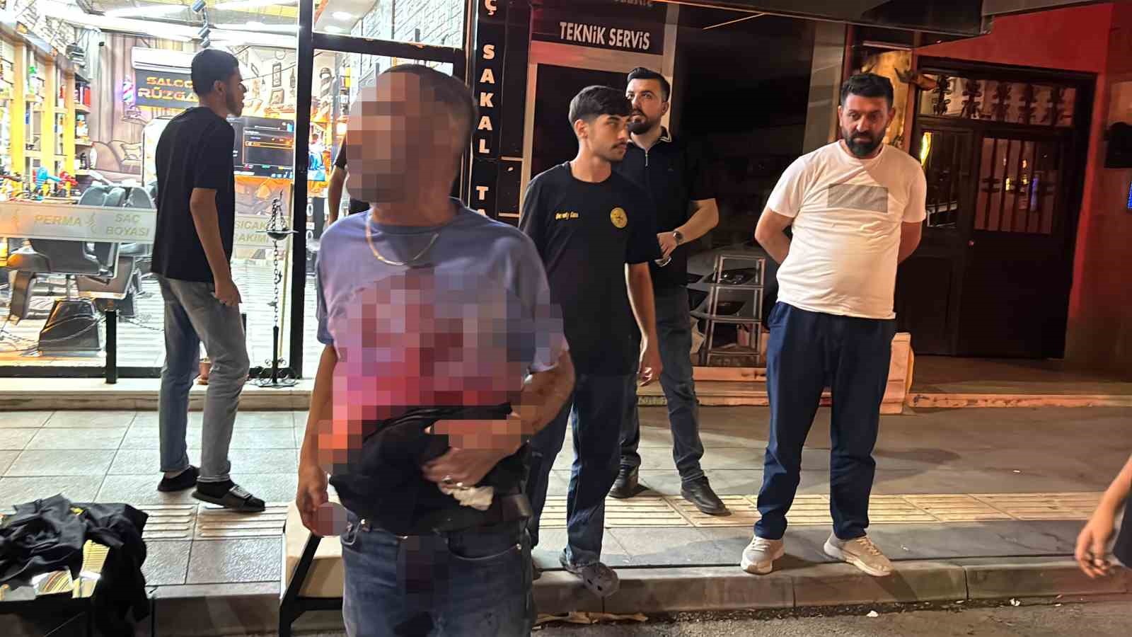 Karnından bıçakla yaralandı, polislere bağırıp yol ortasında soyundu
