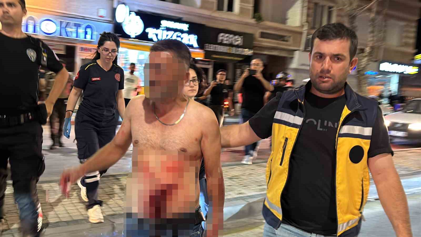 Karnından bıçakla yaralandı, polislere bağırıp yol ortasında soyundu