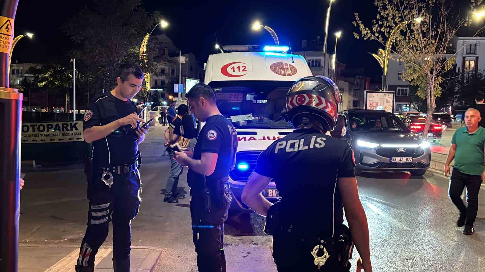 Karnından bıçakla yaralandı, polislere bağırıp yol ortasında soyundu