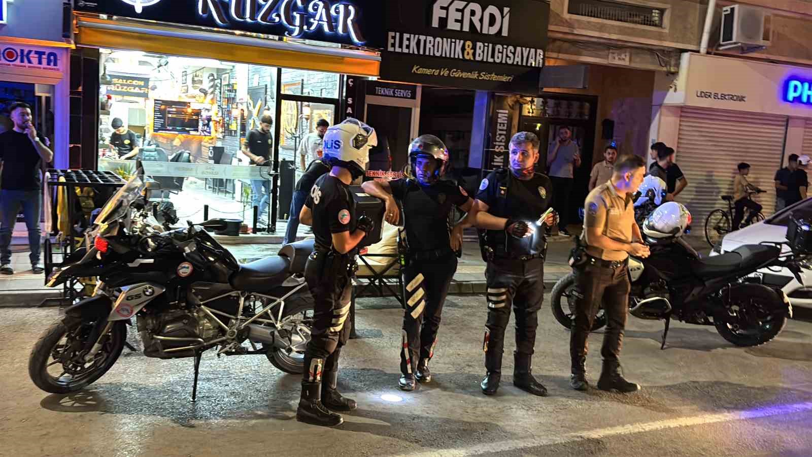 Karnından bıçakla yaralandı, polislere bağırıp yol ortasında soyundu