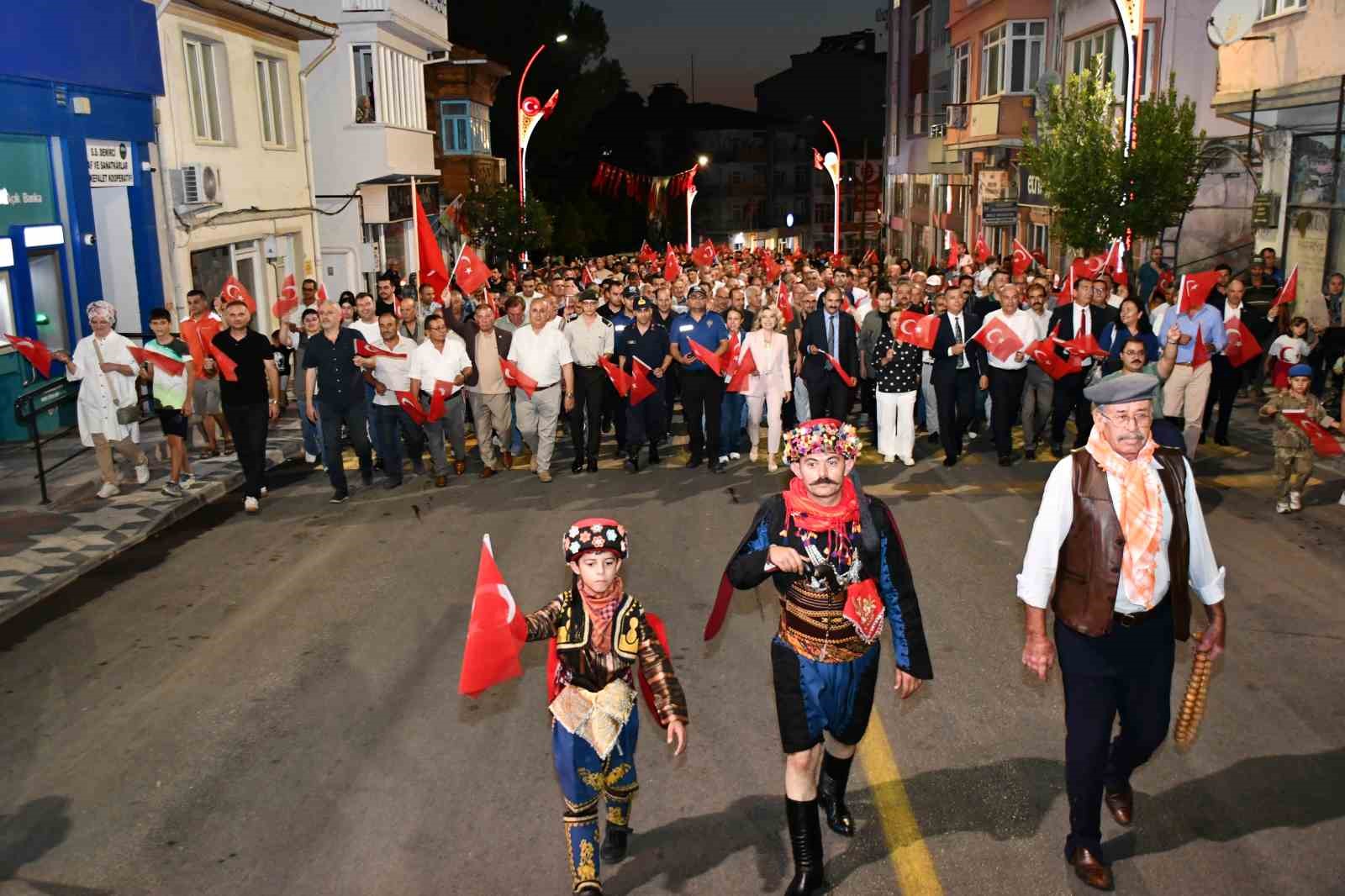Demirci’de Kurtuluş Festivali görkemli kortej yürüyüşüyle başladı