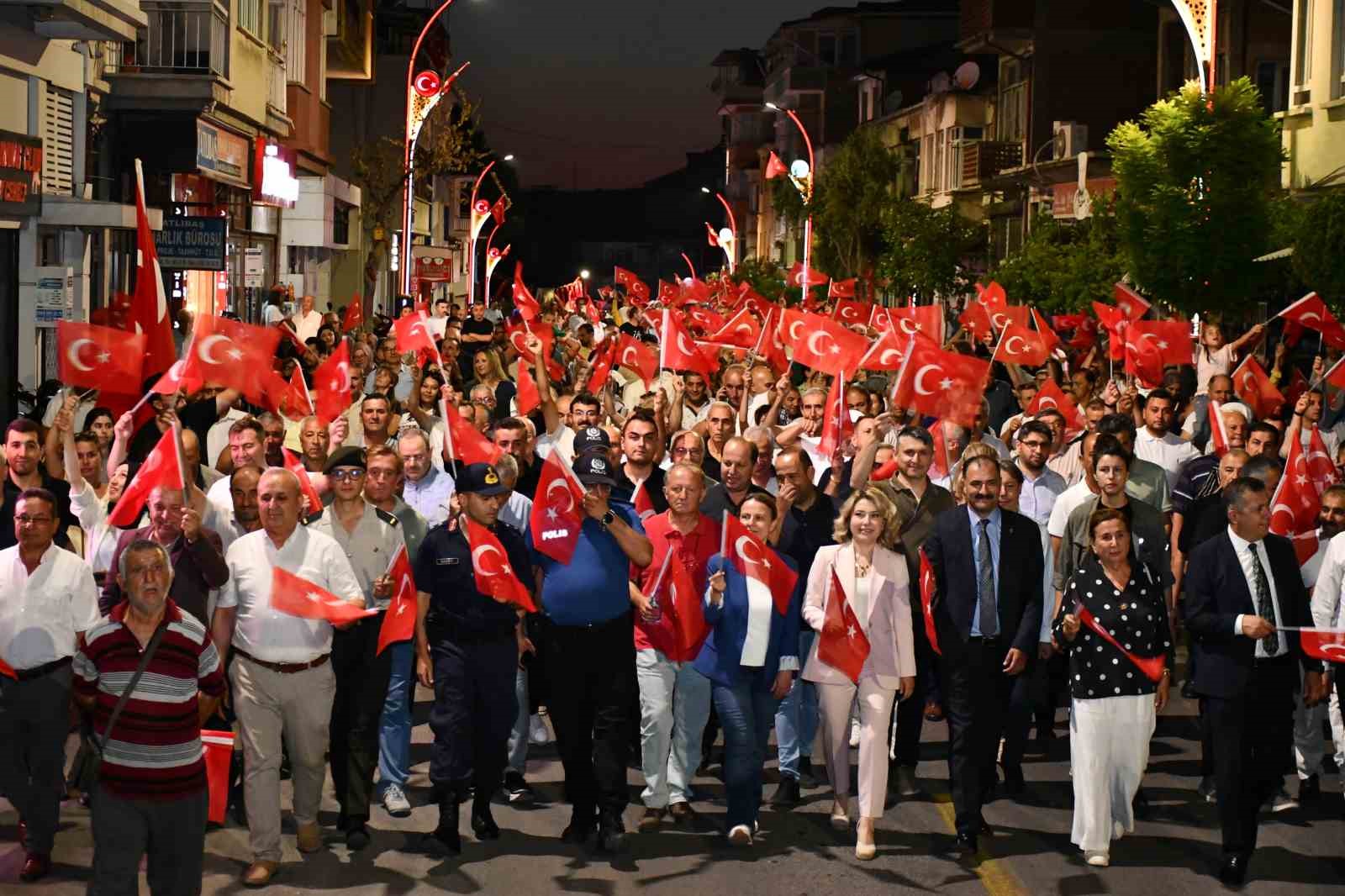 Demirci’de Kurtuluş Festivali görkemli kortej yürüyüşüyle başladı