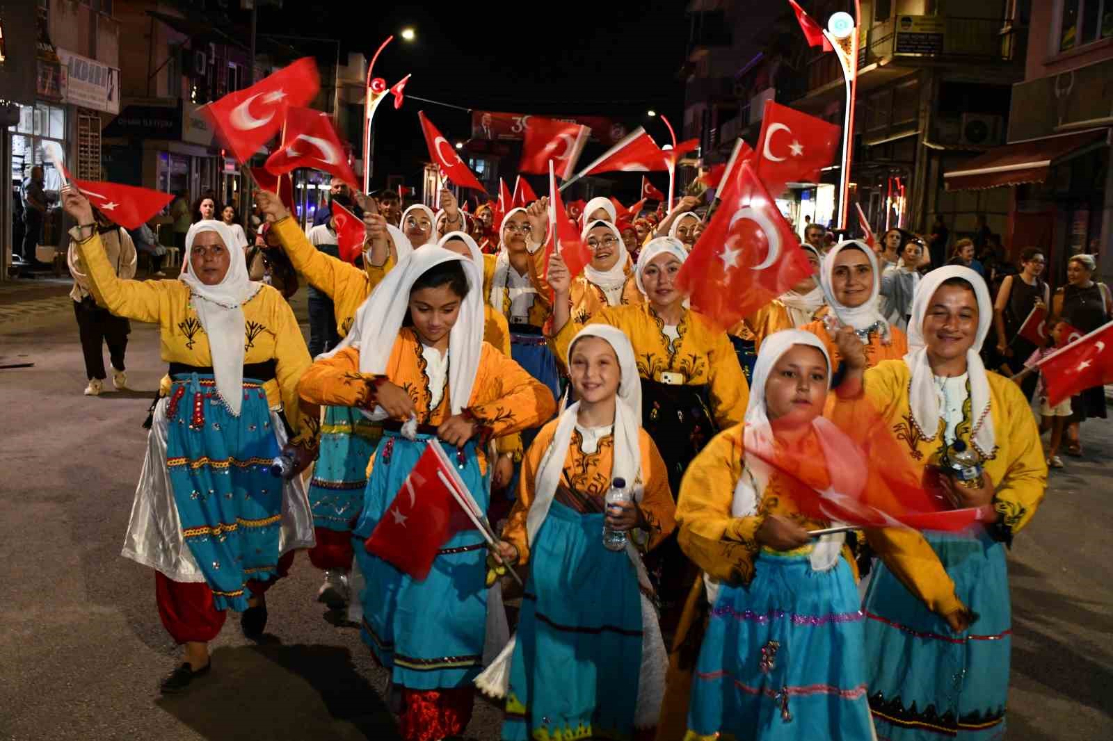 Demirci’de Kurtuluş Festivali görkemli kortej yürüyüşüyle başladı