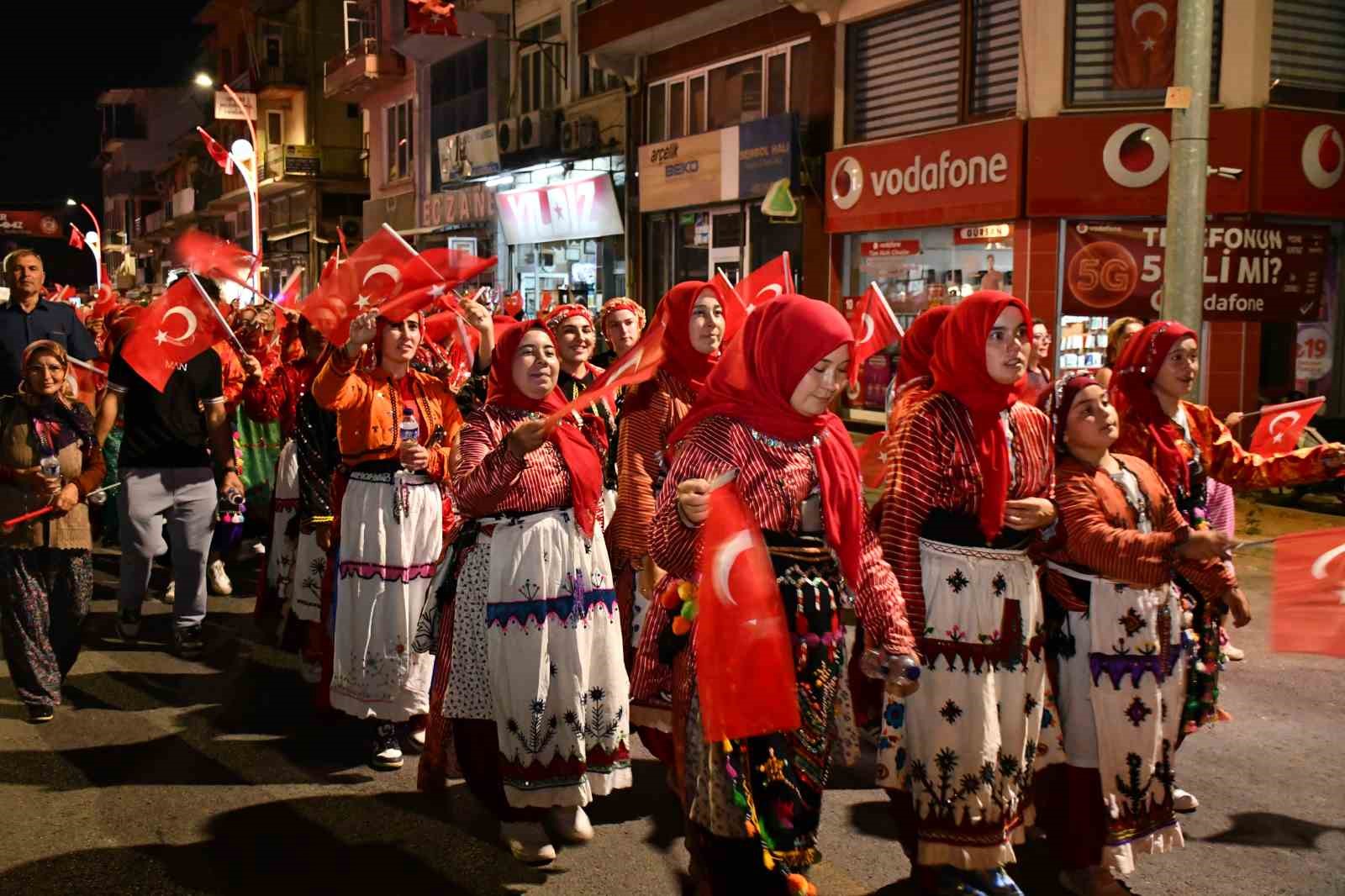 Demirci’de Kurtuluş Festivali görkemli kortej yürüyüşüyle başladı