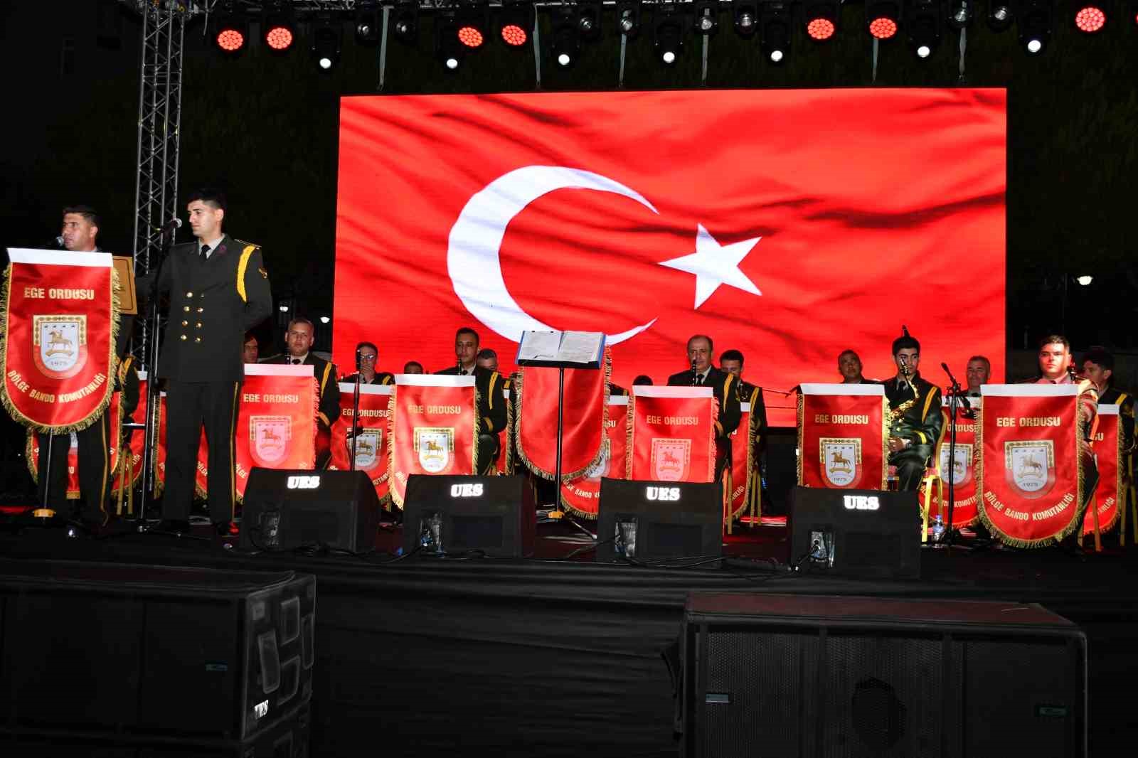 Demirci’de Kurtuluş Festivali görkemli kortej yürüyüşüyle başladı