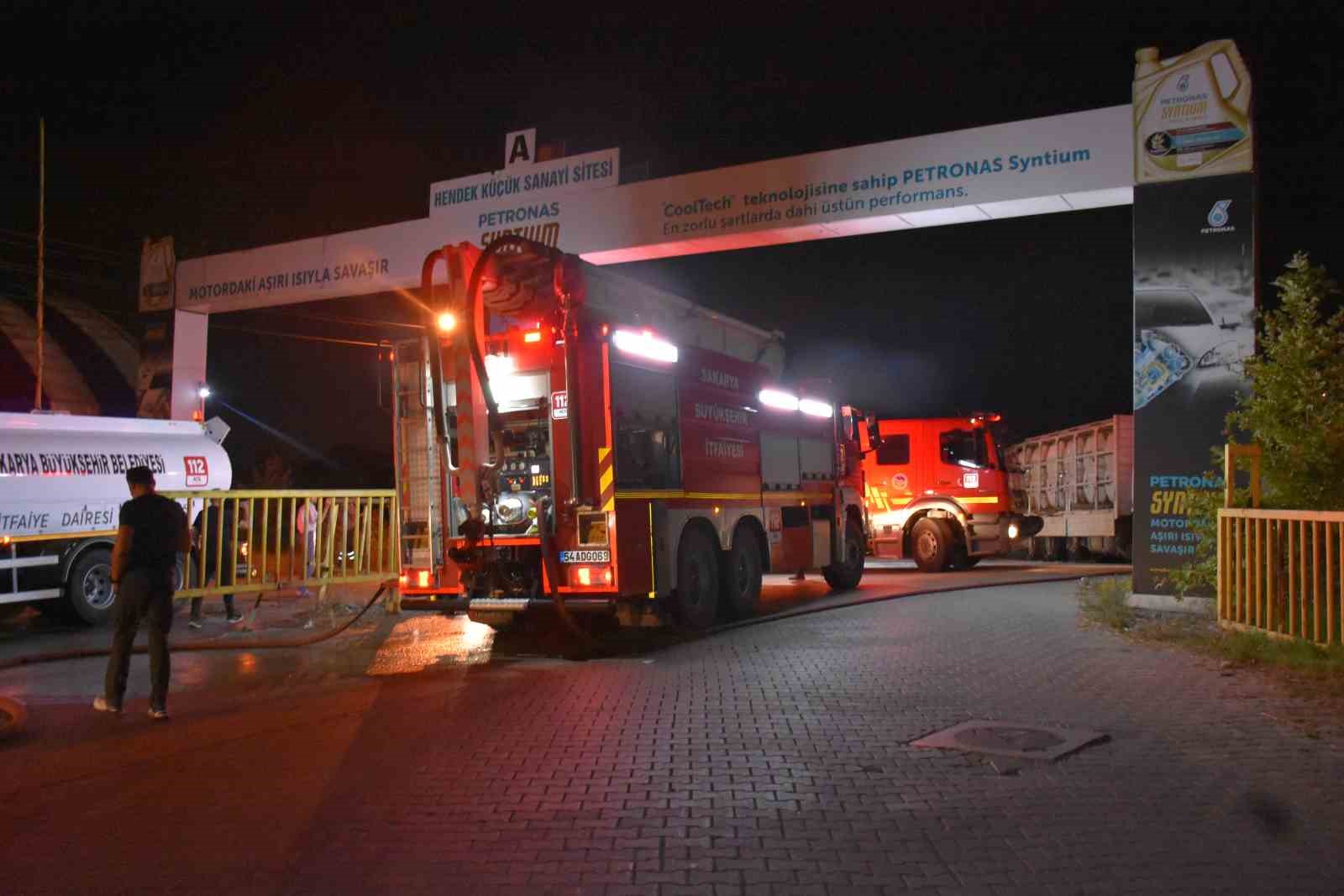 Asit sızdıran kamyon için ekipler seferber oldu: 2 yaralı