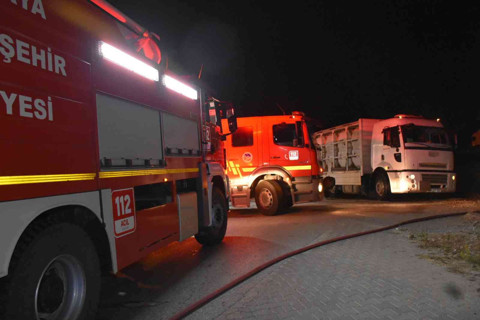 Asit sızdıran kamyon için ekipler seferber oldu: 2 yaralı