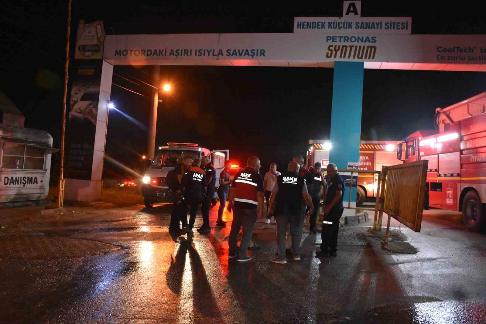 Asit sızdıran kamyon için ekipler seferber oldu: 2 yaralı