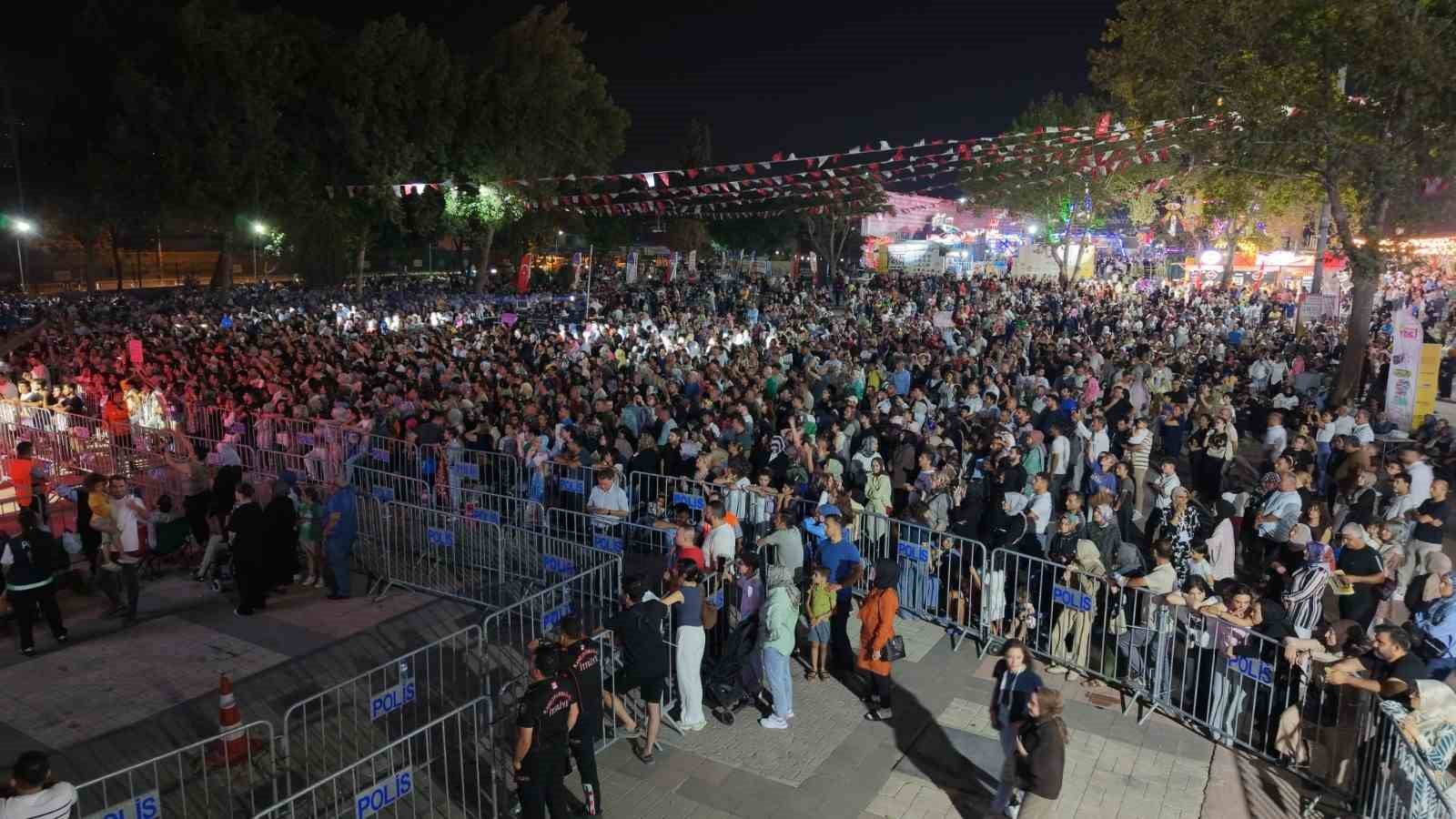 Çelik, Kahramanmaraş’ta sahne aldı