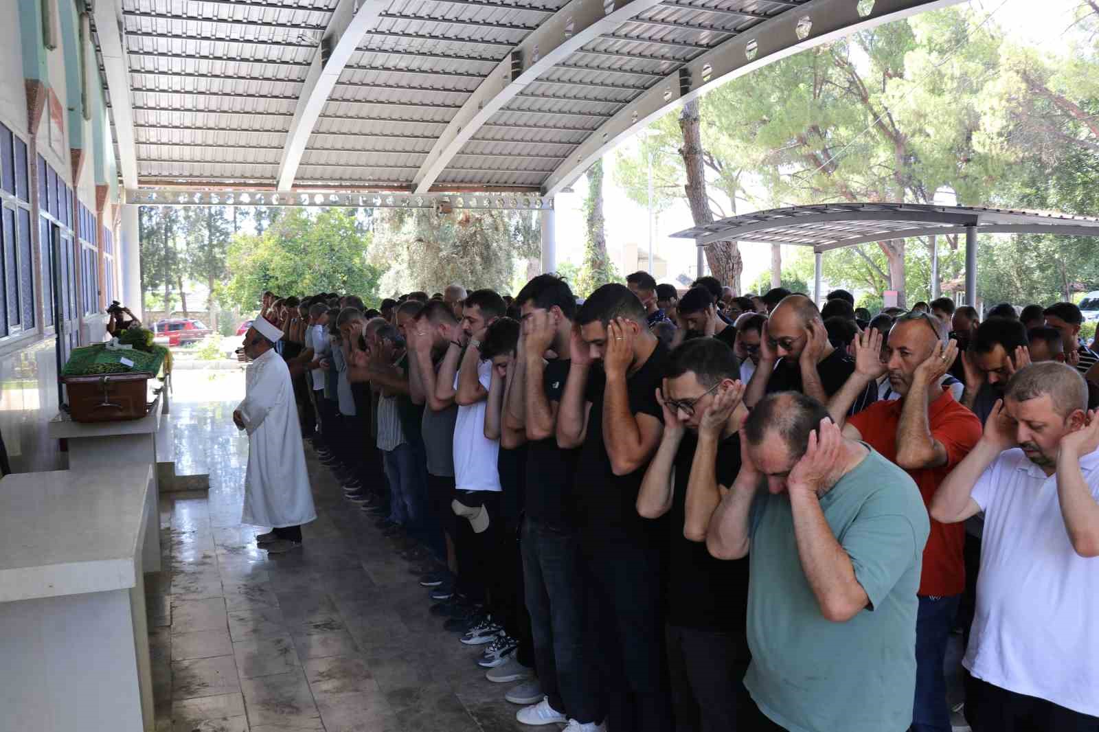 Denizli’de otomobilin çarptığı kadın son yolculuğuna uğurlandı