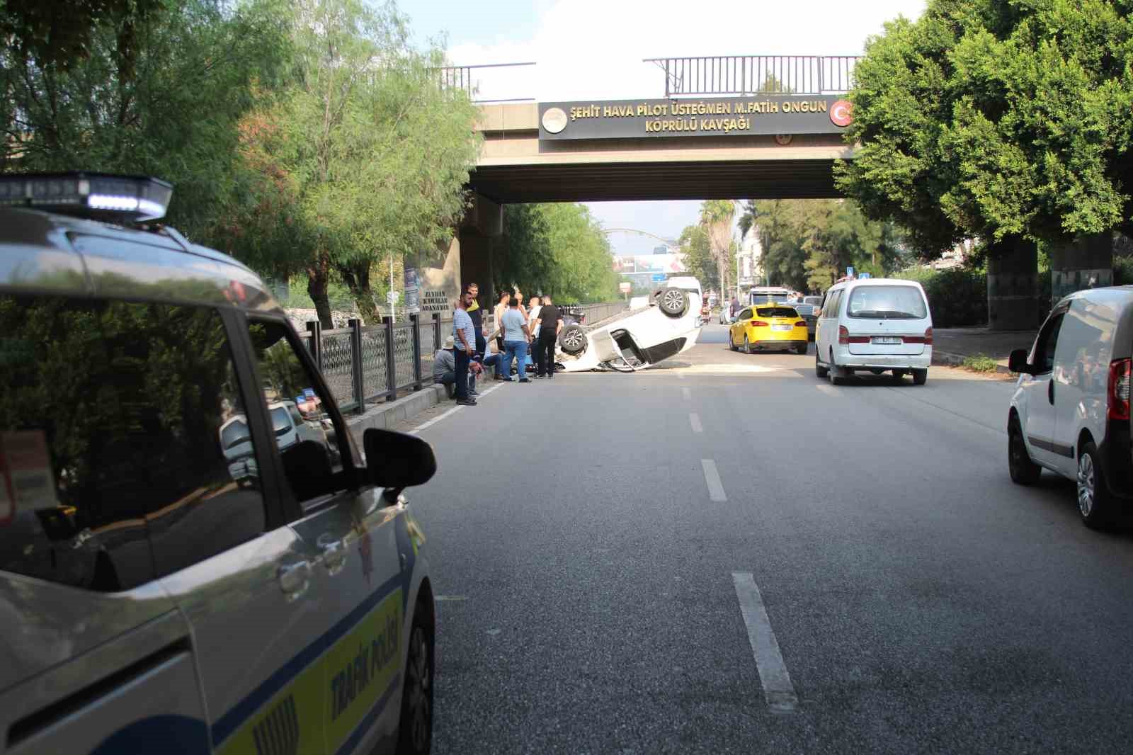 Adana’da otomobil köprüden yola düştü: 1 yaralı