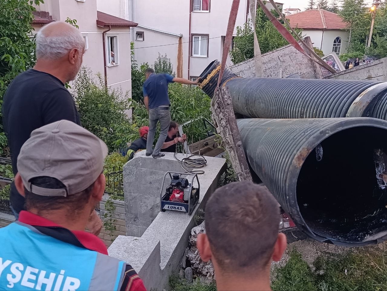 Durdurmaya çalıştığı kamyonetle korkuluk arasında sıkışan genç operasyonla kurtarıldı