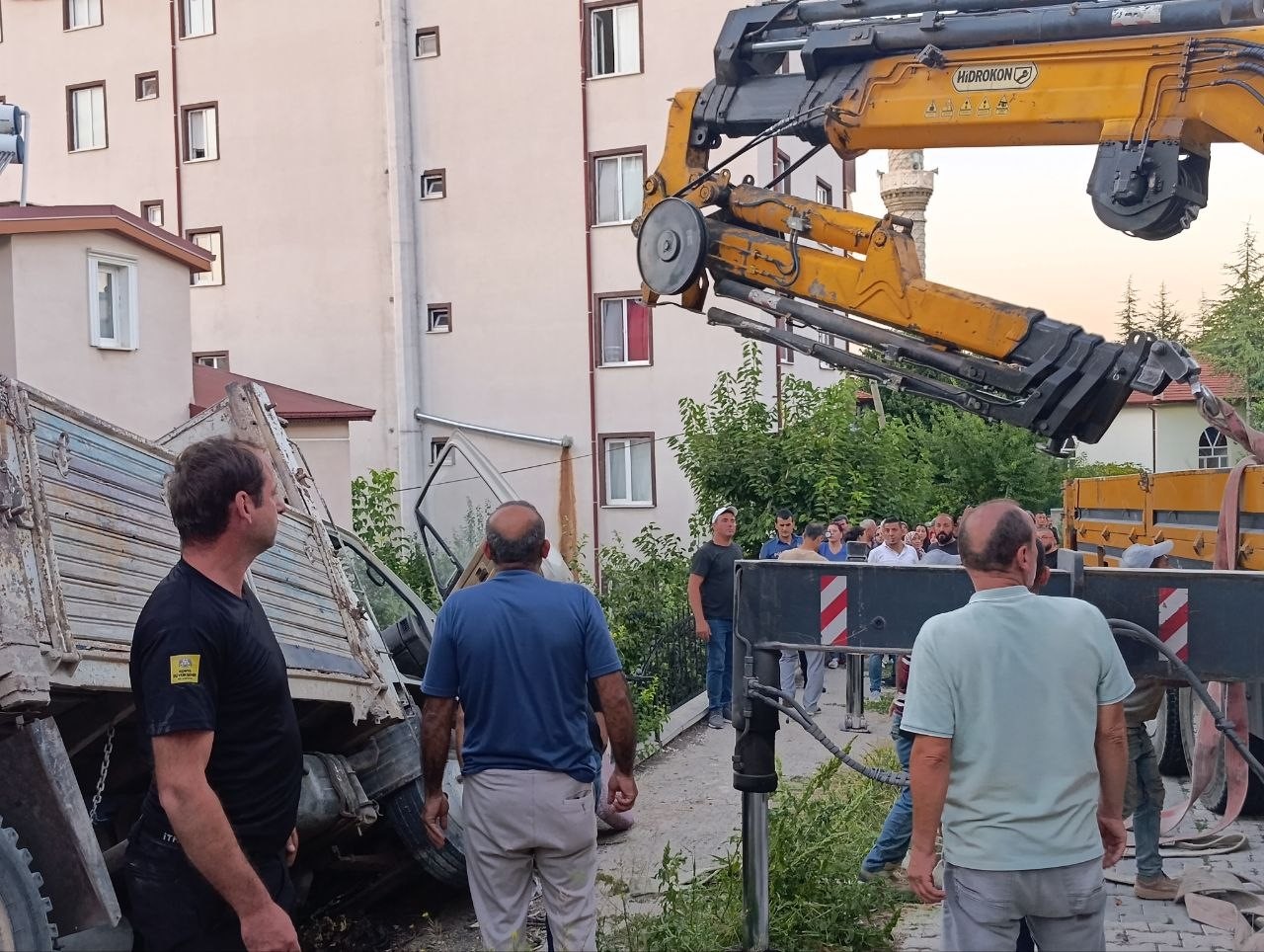 Durdurmaya çalıştığı kamyonetle korkuluk arasında sıkışan genç operasyonla kurtarıldı