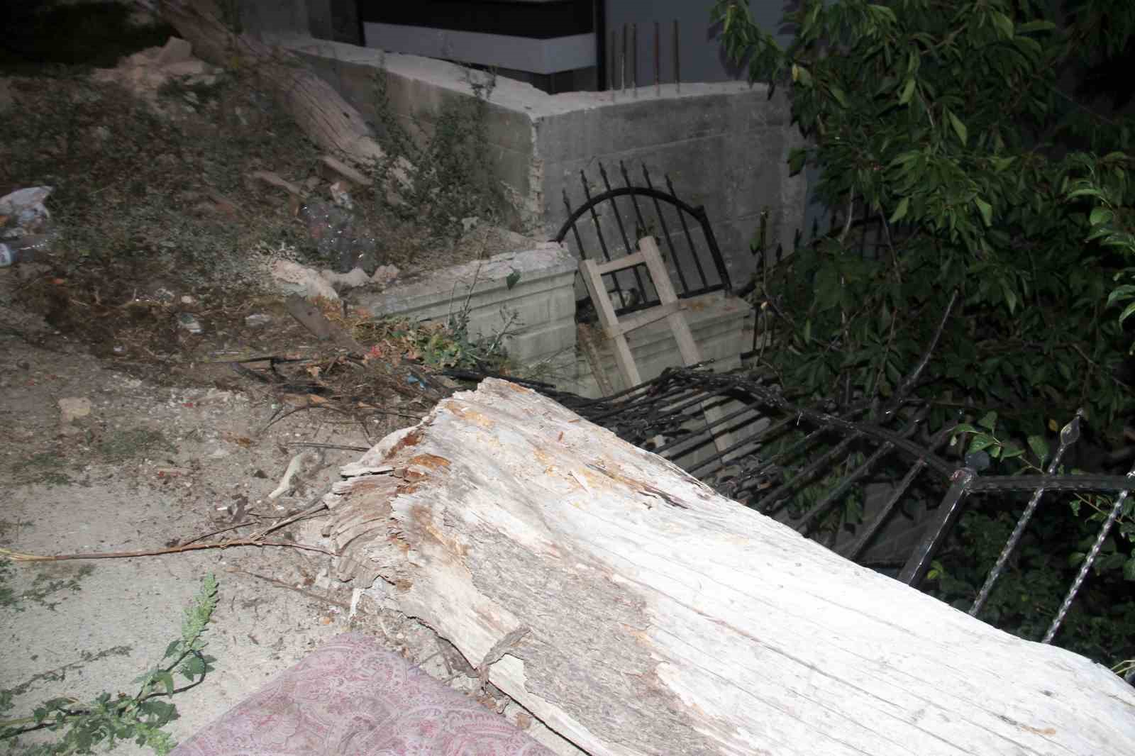 Durdurmaya çalıştığı kamyonetle korkuluk arasında sıkışan genç operasyonla kurtarıldı