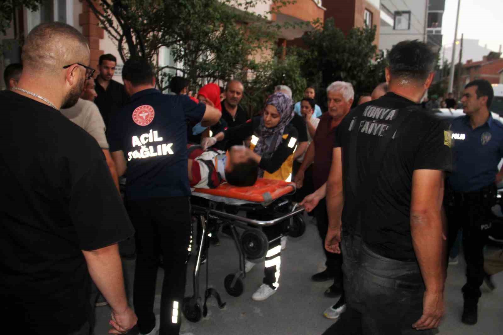 Durdurmaya çalıştığı kamyonetle korkuluk arasında sıkışan genç operasyonla kurtarıldı