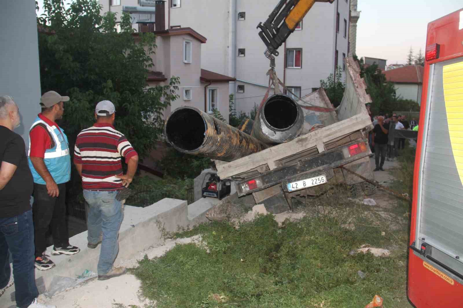 Durdurmaya çalıştığı kamyonetle korkuluk arasında sıkışan genç operasyonla kurtarıldı