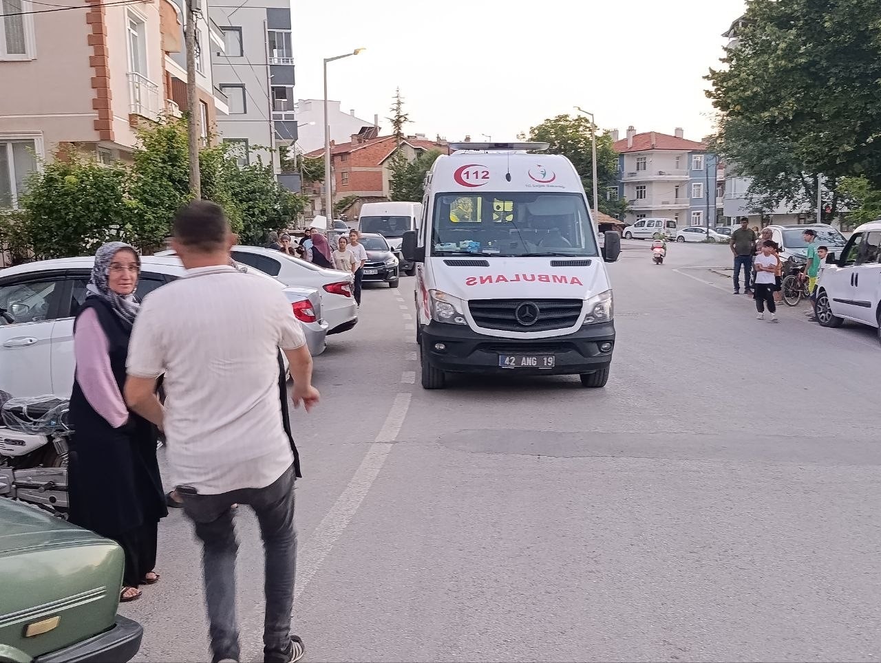 Durdurmaya çalıştığı kamyonetle korkuluk arasında sıkışan genç operasyonla kurtarıldı